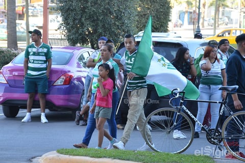 Aficionados reciben a los Guerreros en su concentración