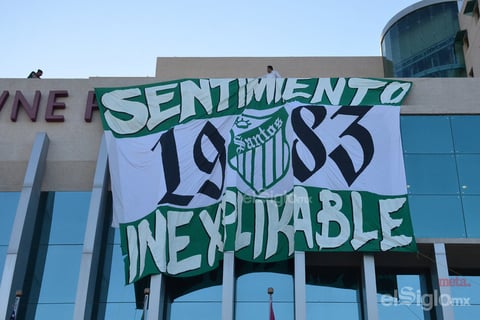 Aficionados reciben a los Guerreros en su concentración