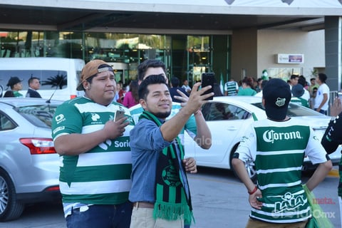 Aficionados reciben a los Guerreros en su concentración
