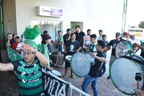 Aficionados reciben a los Guerreros en su concentración
