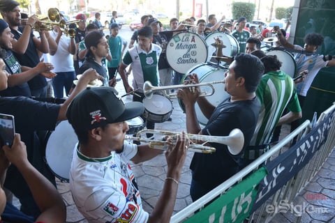 Aficionados reciben a los Guerreros en su concentración