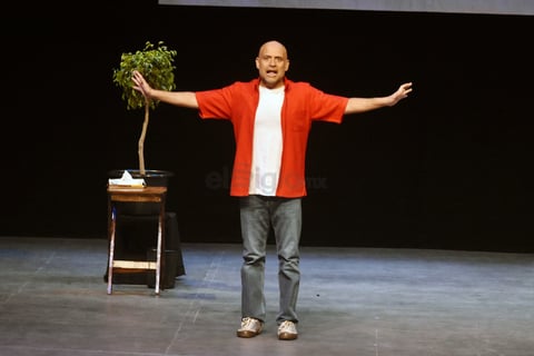 Con una escenografía sencilla, Odín mantuvo la línea narrativa solo con su interpretación, durante dos horas de función.