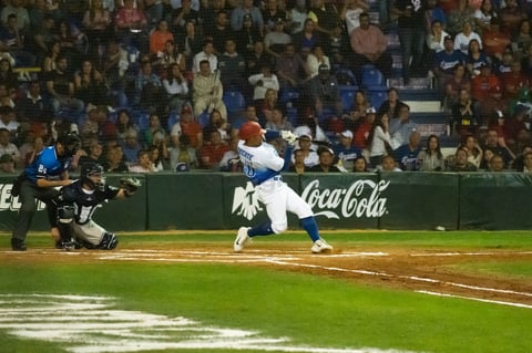En la quinta entrada, los visitantes consiguieron un rally de cuatro carreras, para despegarse 5-1, pero en cierre los Generales se acercaron a 5-2.