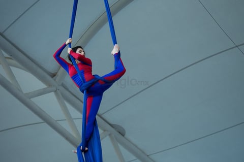 La danza aérea se robo la atención de los aficionados quienes quedaron satisfechos con la inauguración.