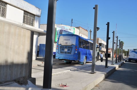 Comerciantes del mercado Alianza rechazaron los paraderos del Metrobús que se instalaron sobre la calle Ramos Arizpe, al considerar que estrangularía la circulación vial, esto es a la altura de la avenida Allende.