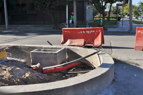 Una queja de los comerciantes ha sido que se abren frentes de la obra a lo largo de todo el bulevar Revolución, por lo que se mantiene la vialidad congestionada, en vez de concluir antes un tramo para abrir otro, esto es a la altura de la calzada Matías Román.