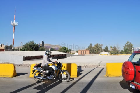 La obra es compromiso presidencial y no se cumplirá en tiempo, fue anunciada con una inversión de mil 500 millones de pesos en diversas etapas, aquí la denominada Estación Nazas, en bulevar Constitución y Múzquiz.