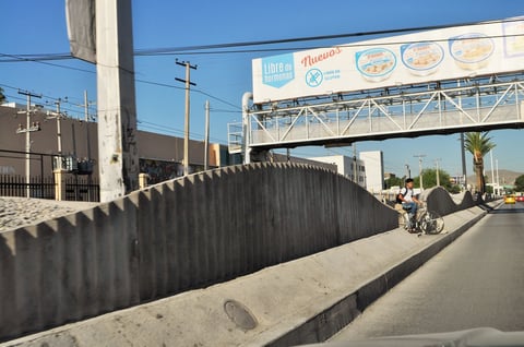 Peatones y ciclistas deben buscar en las bardas los espacios destinados para cruzar, de lo contrario, enfrentarían un riesgo al brincar el cemento y la grava que se colocó en medio para evitar el paso de la gente, esto es a la altura de la calle Degollado.
