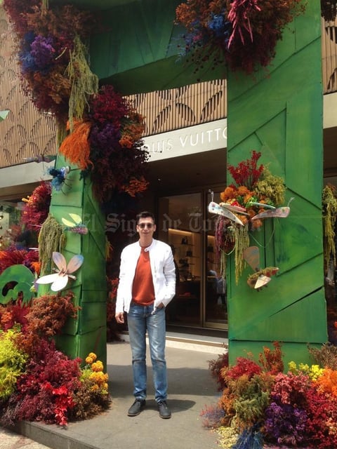 11042019 El diseñador y artista en joyería, Pineda Damián, en el escaparate de Louis Vuitton.