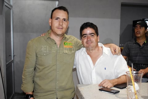 11042019 POSAN PARA LA FOTO.  Sergio y Carlos.