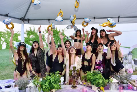 11042019 FELIZ DESPEDIDA.  Alejandra Urby Castro con sus amigas en su despedida de soltera.