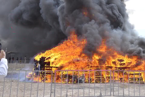 Autoridades realizaron una ceremonia de incineración de enervantes y destrucción de objetos del delito en las instalaciones del campo de tiro de la cuidad de Torreón.