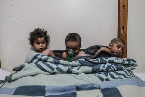 Fotografía publicada como parte de la historia 'Syria, No Exit' que muestra a niños que reciben tratamiento tras ser afectados por un ataque con gas a la villa de al-Shifunieh el 25 de febrero de 2018, en la localidad de Guta (Siria).