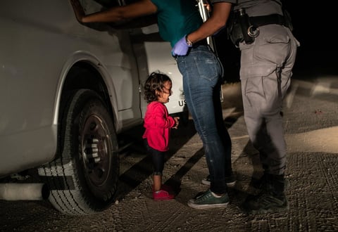 La niña migrante que lloraba en la frontera entre México y Estados Unidos, una captura de la caravana que buscó romper muros contra las políticas de 'tolerancia cero' del presidente Donald Trump, tomada por el estadounidense John Moore, ganó este jueves el World Press Photo a la fotografía del año.