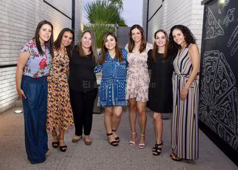 Acompanada de sus amigas