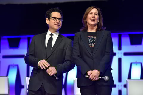 El director de esta nueva cinta, JJ Abrams y la productora Kathleen Kennedy, dos de los panelistas presentes en el evento Star Wars Celebration, además de los avances de Episodio IX, también detallaron que esta cinta se trata de una nueva aventura, aclarando que no es un comienzo después de El último Jedi.