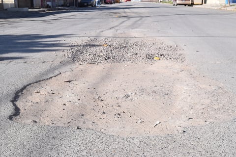 Problema. Por corregir las deficiencias del drenaje que provoca encharcamientos de agua por las lluvias o por aguas residuales, se deterioró el pavimento. Taparon la zanja y solo 'parcharon' la carretera.