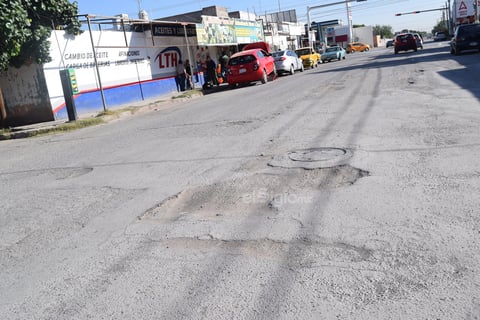 Desgaste. Una vez que taparon la zanja, 'parcharon' la calle y al paso del tiempo la carpeta asfáltica se ha ido dañando y originando los baches.