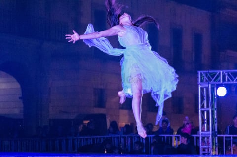 Este montaje que fusiona danza contemporánea, arte circense, pirotecnia, música en vivo y hasta un mapping que se proyectó en la fachada exterior del Palacio de Zambrano.