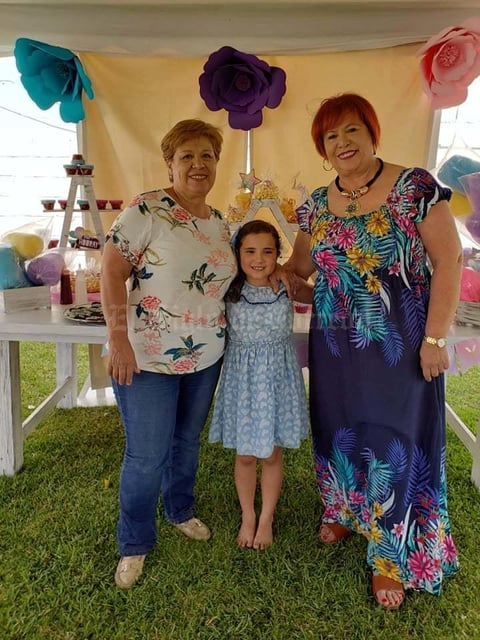 14042019 DE FIESTA.  Olga Martínez con sus abuelitas, Cristina López Rubio y Carmen de Saavedra.