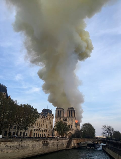 'Hemos visto mucho humo, pensábamos que era por las obras que están haciendo. Cada vez había más, nos hemos ido a la parte delantera y nos han desalojado para evitar que nos afectara el humo.