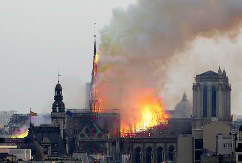 El fuego consume la parte superior de la catedral.