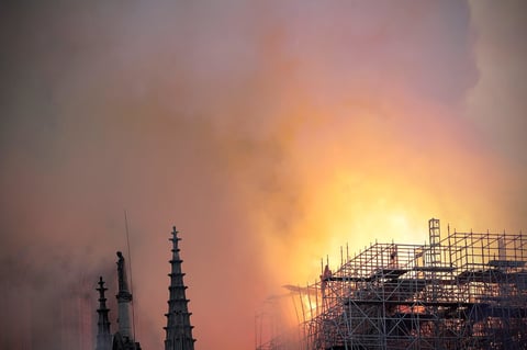 Se incendia catedral de Notre Dame de París