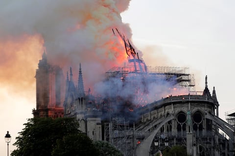 Se incendia catedral de Notre Dame de París