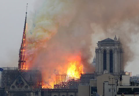 Se incendia catedral de Notre Dame de París