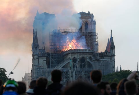 Se incendia catedral de Notre Dame de París