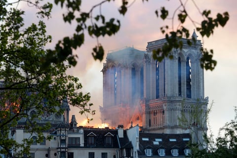 Se incendia catedral de Notre Dame de París