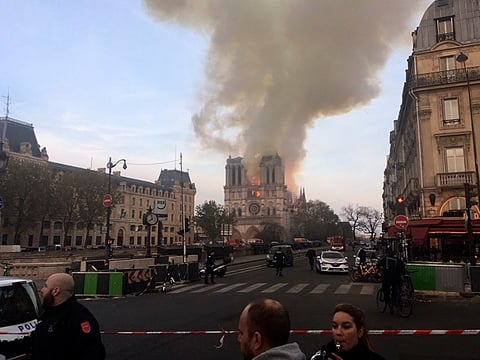 Se incendia catedral de Notre Dame de París