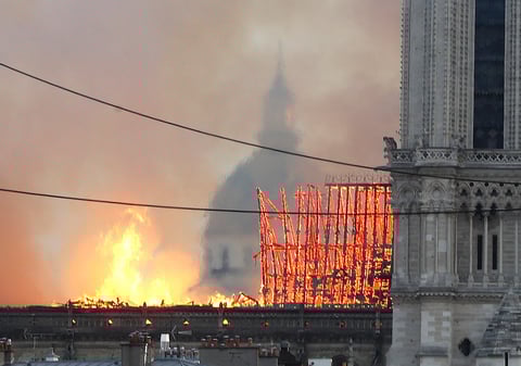 Se incendia catedral de Notre Dame de París