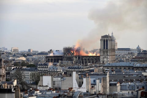 Se incendia catedral de Notre Dame de París