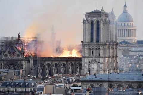Se incendia catedral de Notre Dame de París