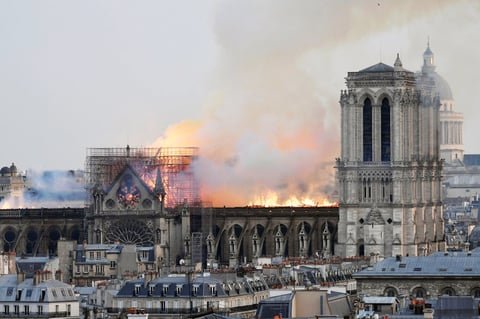 Se incendia catedral de Notre Dame de París
