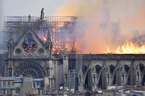 Se incendia catedral de Notre Dame de París