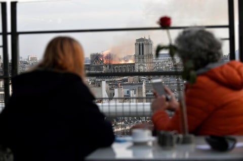 Se incendia catedral de Notre Dame de París