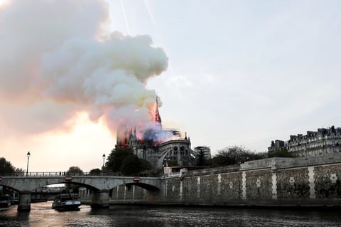 Se incendia catedral de Notre Dame de París