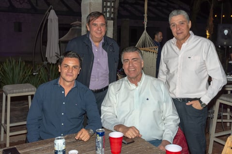 Jorge Faya festeja cumpleaños con amigos