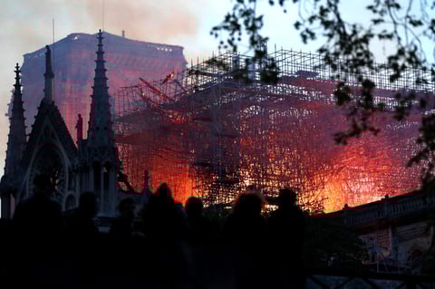 Se incendia catedral de Notre Dame de París