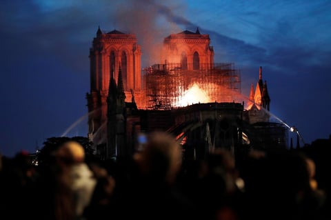 Se incendia catedral de Notre Dame de París