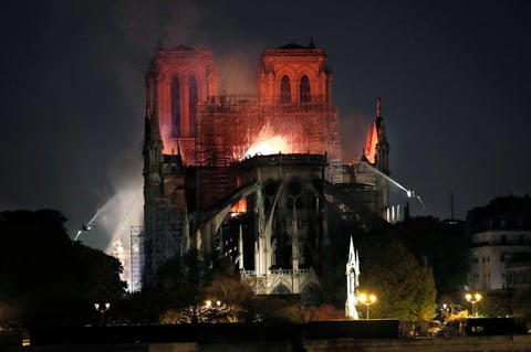 Se incendia catedral de Notre Dame de París