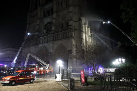 Se incendia catedral de Notre Dame de París
