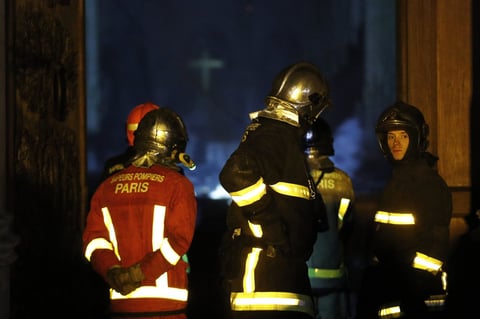 Se incendia catedral de Notre Dame de París