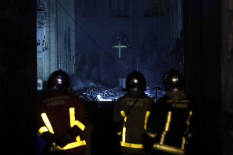 Se incendia catedral de Notre Dame de París