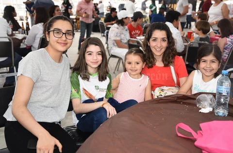 16042019 EN FAMILIA.  Jimena, María Luisa, Lupita, Camila y Regina.