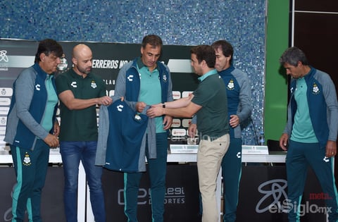 Almada es presentado como director técnico de Santos