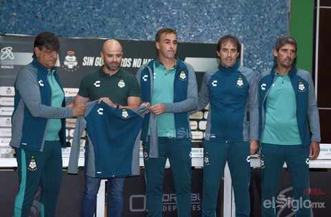 Almada es presentado como director técnico de Santos