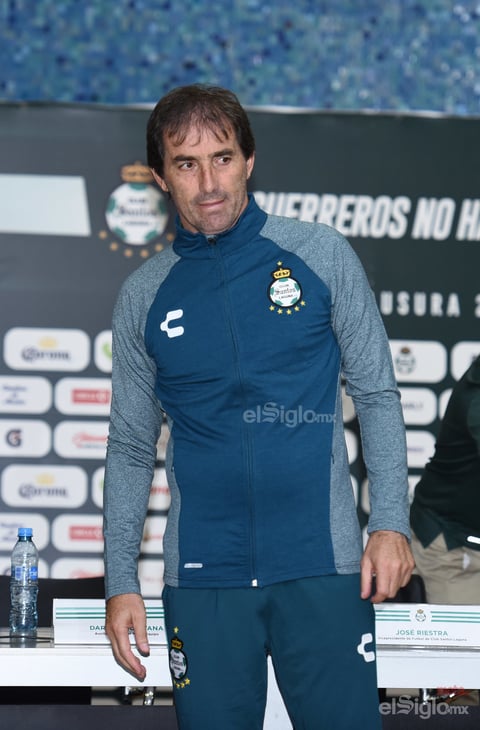 Almada es presentado como director técnico de Santos